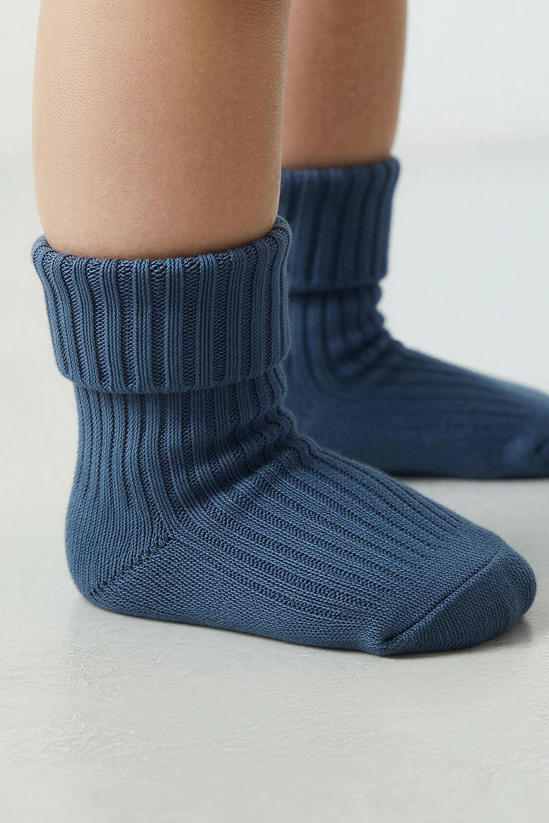 LOT DE QUATRE CHAUSSETTES COULEURS DANS UNE BOÎTE
