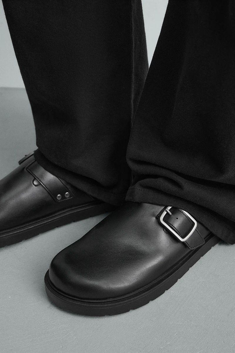 BUCKLE CLOGS