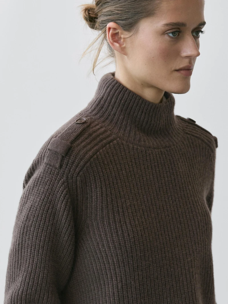 Pull en maille détail épaule