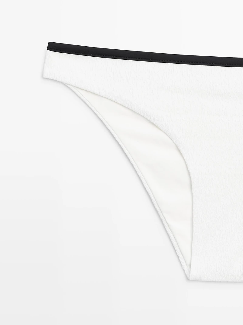 Bas de bikini texturé contrastant