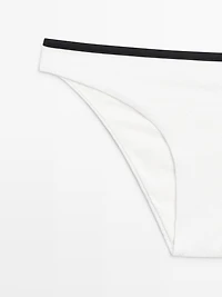 Bas de bikini texturé contrastant