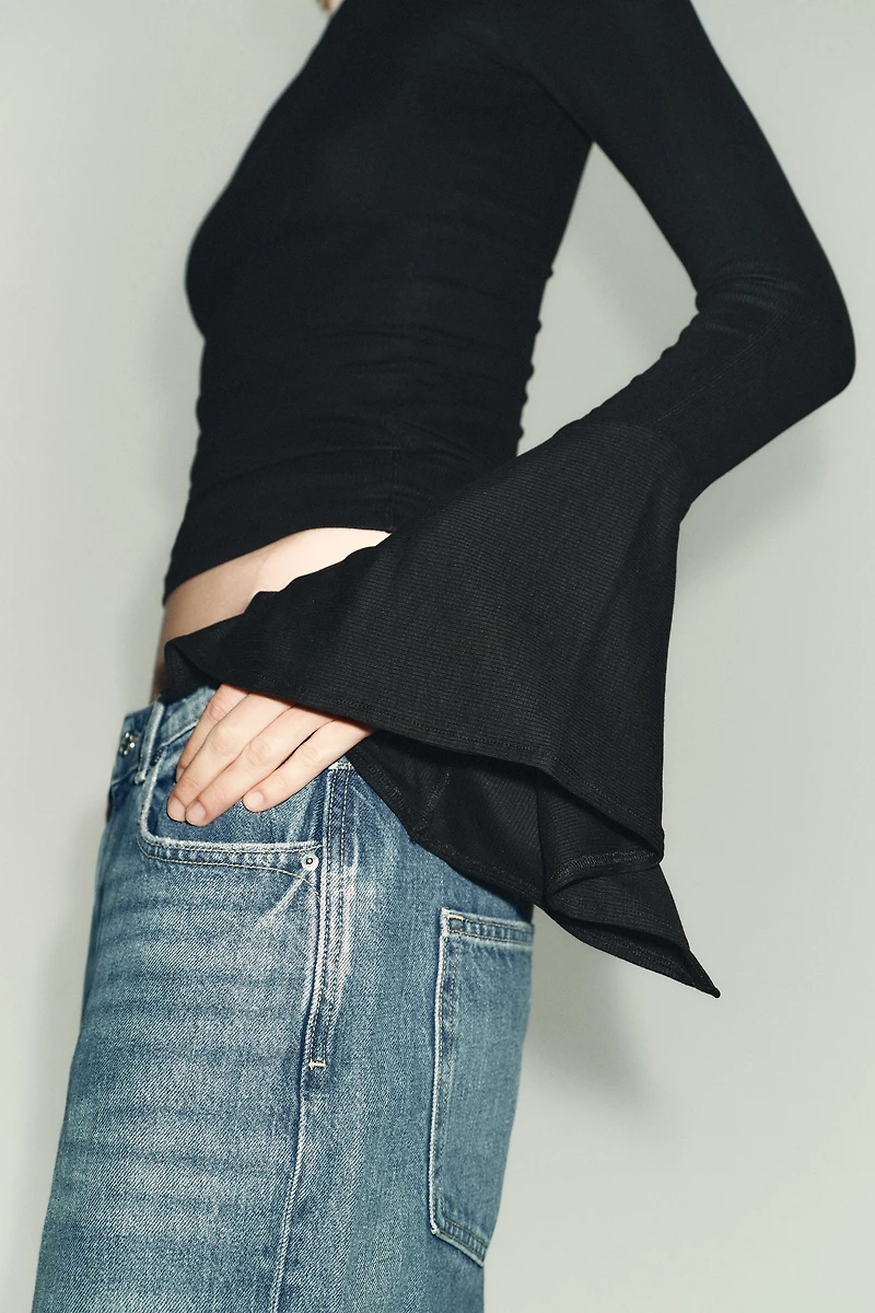 RUFFLED SLEEVE T-SHIRT