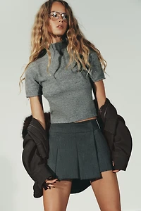 PULL EN MAILLE DOUCE À MANCHES COURTES
