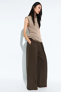 Flowing wide-leg pants with dart detail