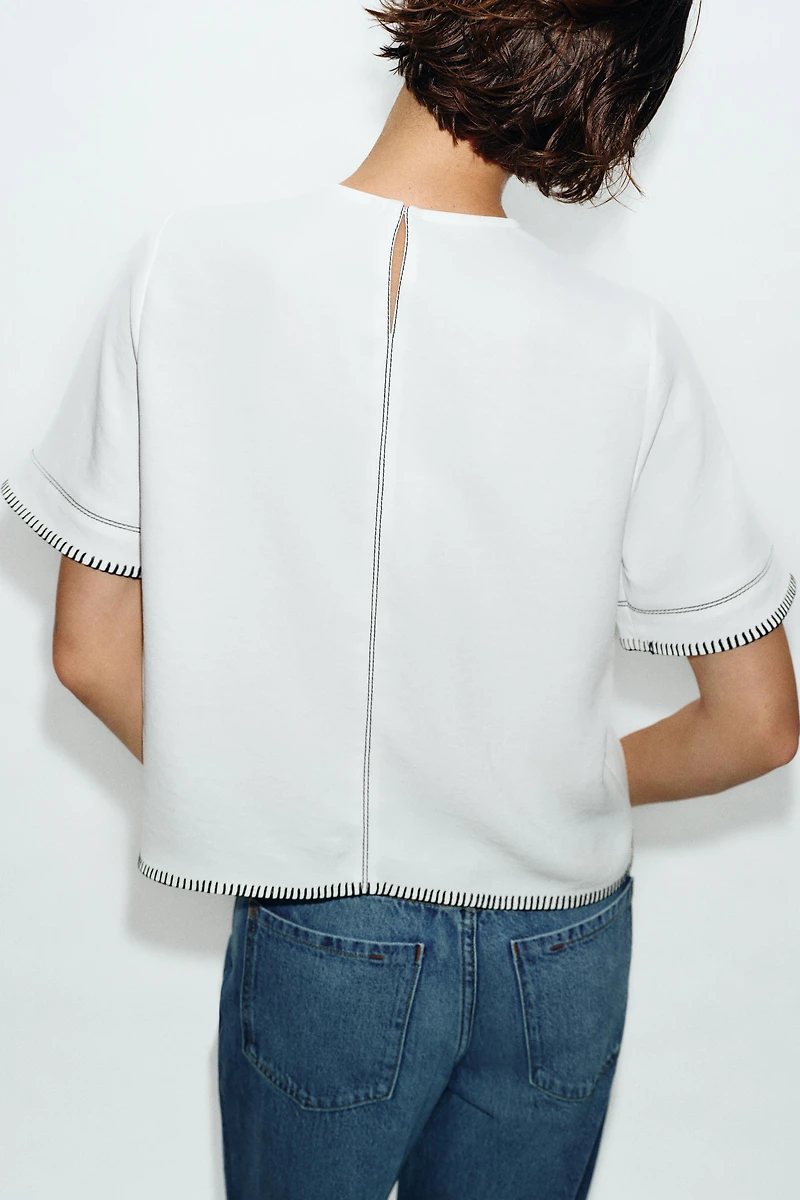 CONTRAST TOPSTITCHED TOP