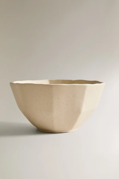 STONEWARE BOWL WITH RAISED BORDER DESIGN