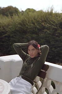 GILET EN MAILLE À LOSANGES AVEC CEINTURE
