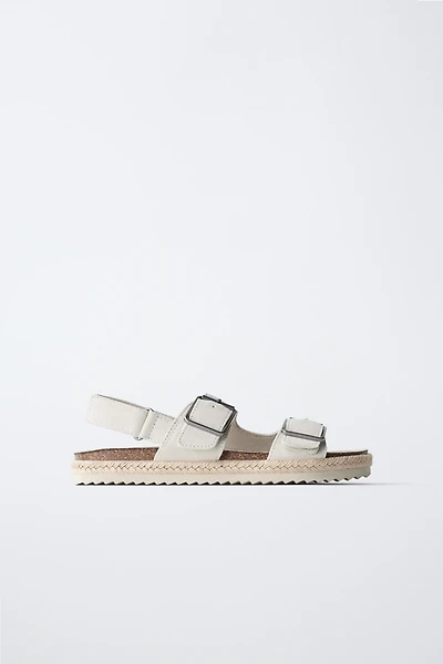 SANDALES EN CUIR À BOUCLES