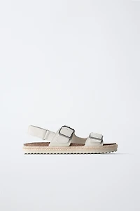 SANDALES EN CUIR À BOUCLES