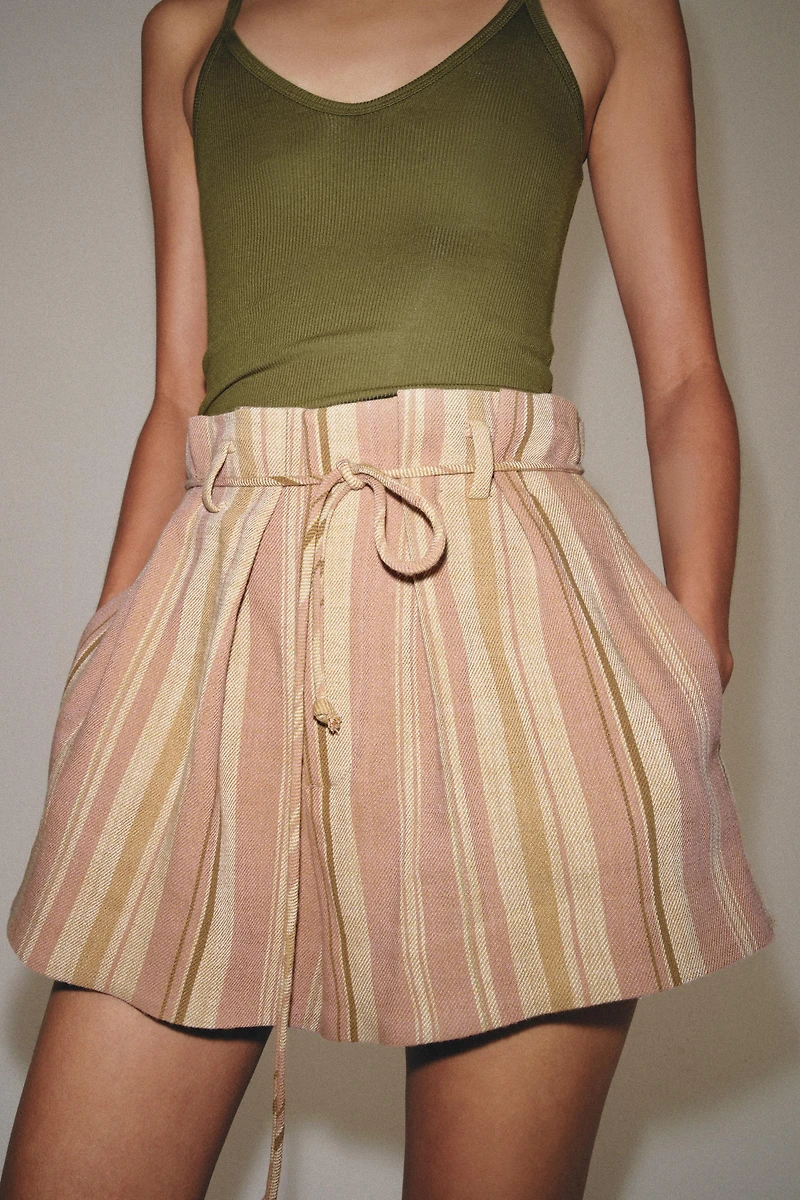 SHORT À RAYURES AVEC CEINTURE ZW COLLECTION