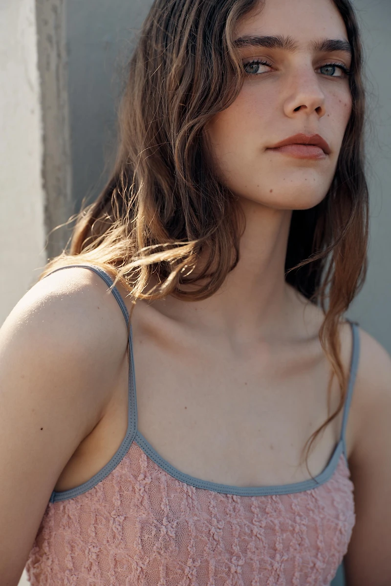 TOP À BRETELLES EN DENTELLE