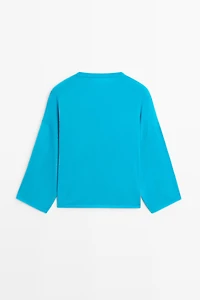 Round neck knit sweater