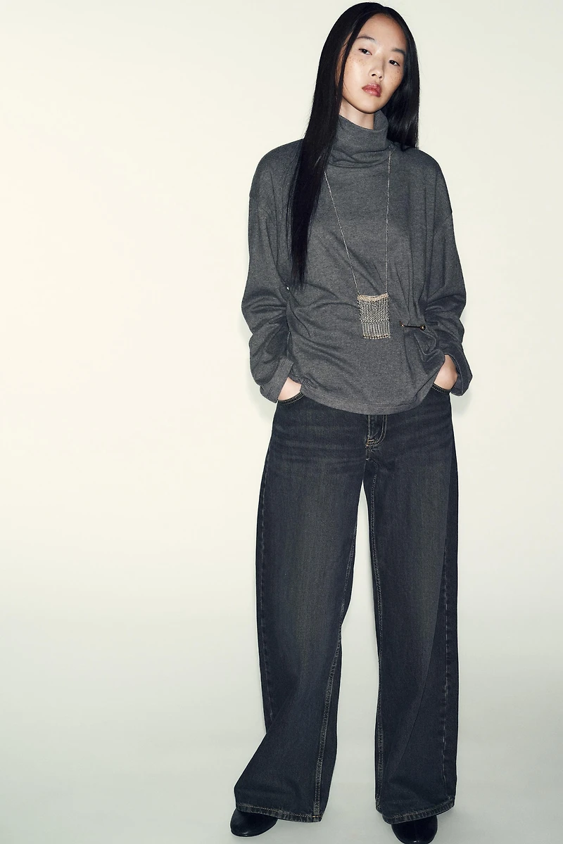 TOP DOUX AVEC DÉCOR MÉTALLIQUE