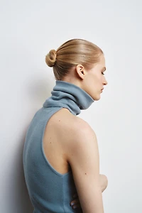 HIGH NECK SLEEVELESS TOP