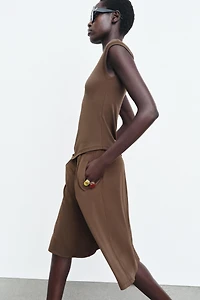 ASYMMETRIC SLEEVELESS T-SHIRT