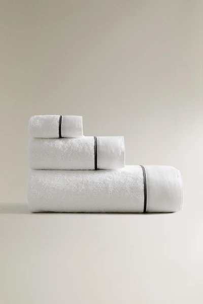 BATH TOWEL WITH PIQUÉ BAND