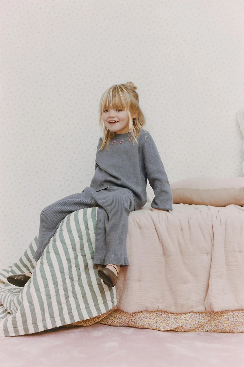 PULL EN MAILLE À FLEURS BRODÉES