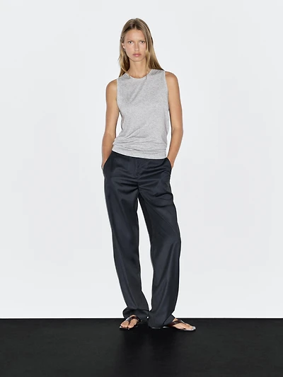 Sleeveless round neck T-shirt