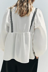 VESTE BRODERIES CONTRASTANTES
