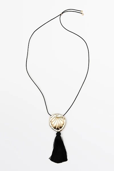 Shell pendant necklace with tassel