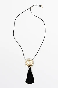 Shell pendant necklace with tassel