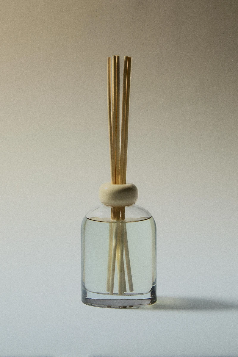 (8.45 oz) ÉCLAT DE LYS SCENTED REED DIFFUSER
