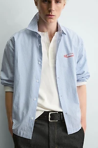 CHEMISE À RAYURES AVEC INSCRIPTION IMPRIMÉE