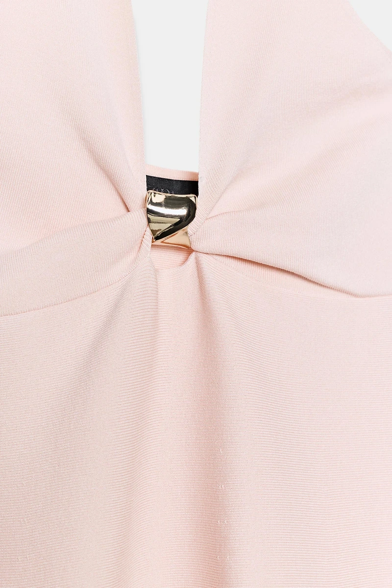 ROBE COURTE EN MAILLE AVEC ACCESSOIRE DORÉ