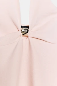 ROBE COURTE EN MAILLE AVEC ACCESSOIRE DORÉ
