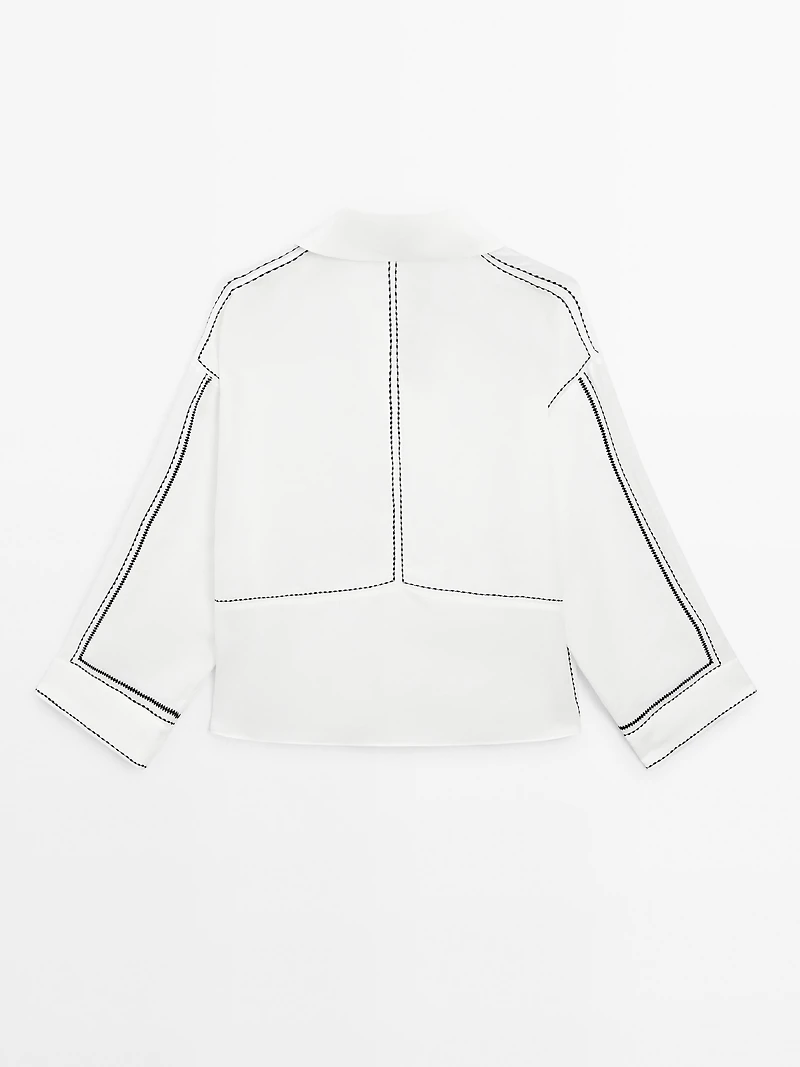 Loose-fitting blouse with contrast details