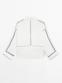 Loose-fitting blouse with contrast details