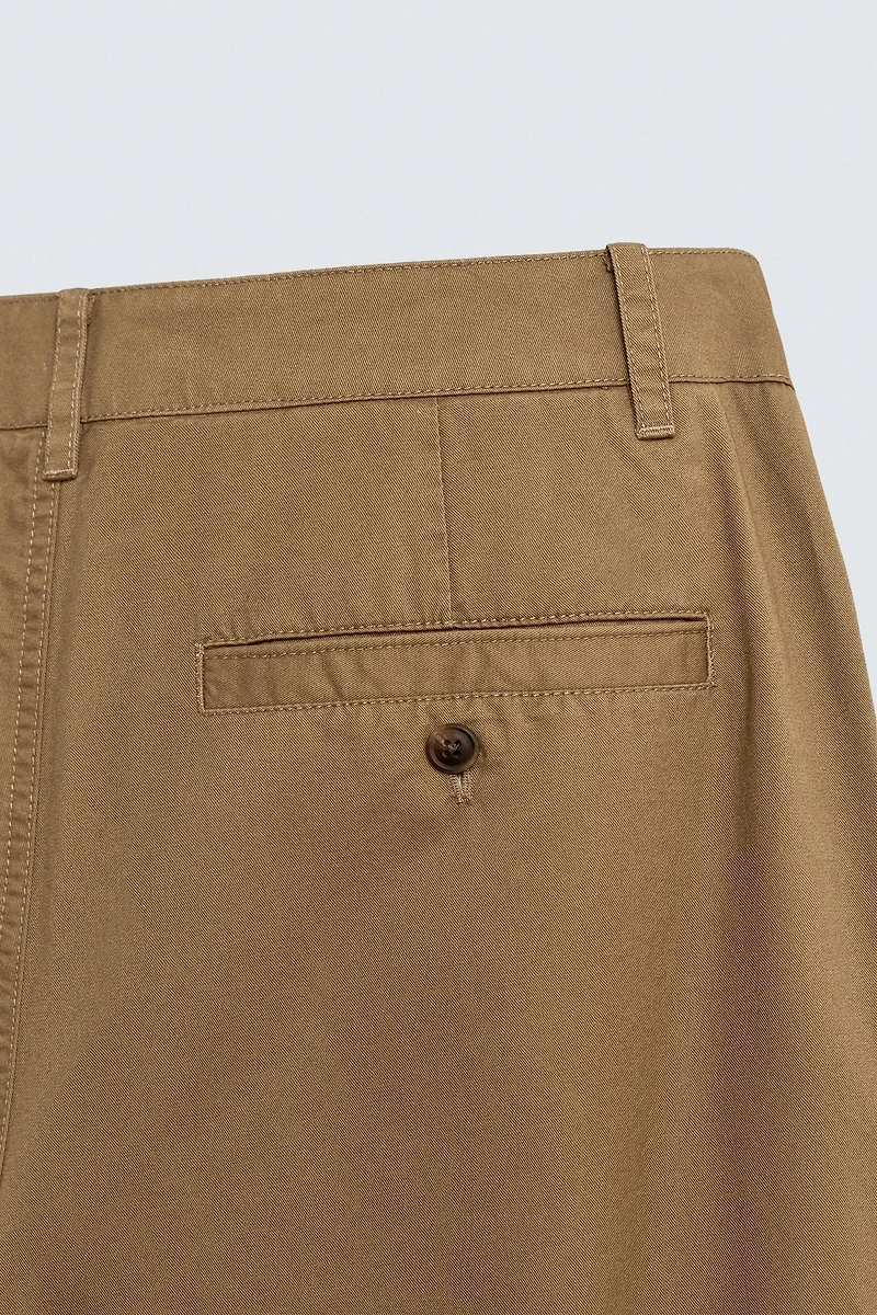 PANTALON CHINO COUPE DÉCONTRACTÉE À PLIS