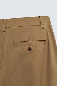 PANTALON CHINO COUPE DÉCONTRACTÉE À PLIS