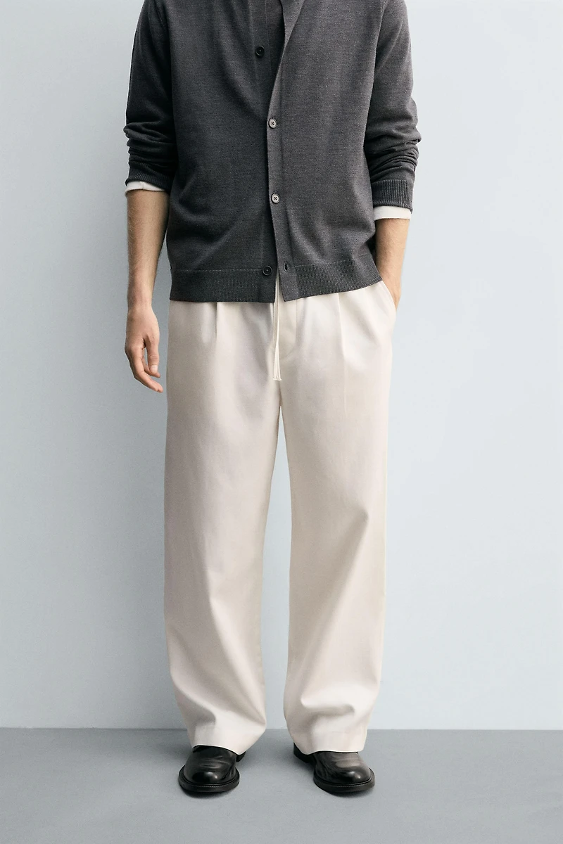 TEXTURED PLEATED PANTS