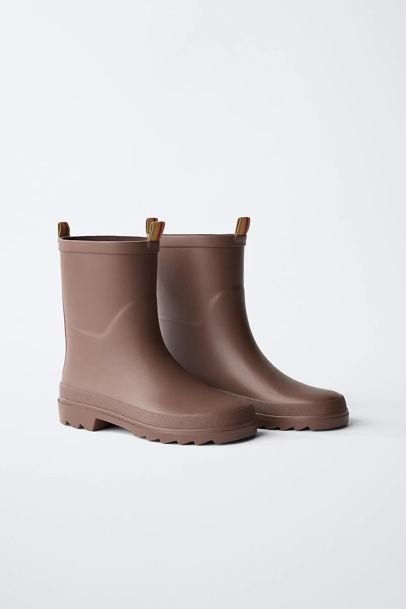 BASIC RAIN BOOTS