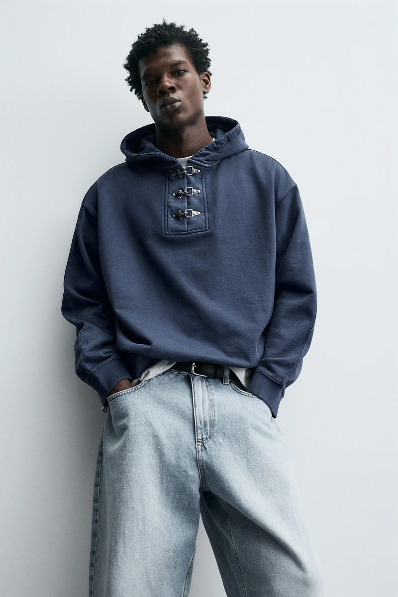 TOGGLE HOODIE SWEATSHIRT