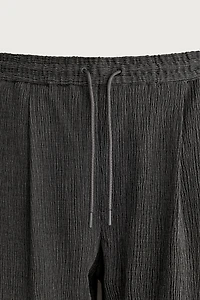 TEXTURED RELAXED FIT SHORTS