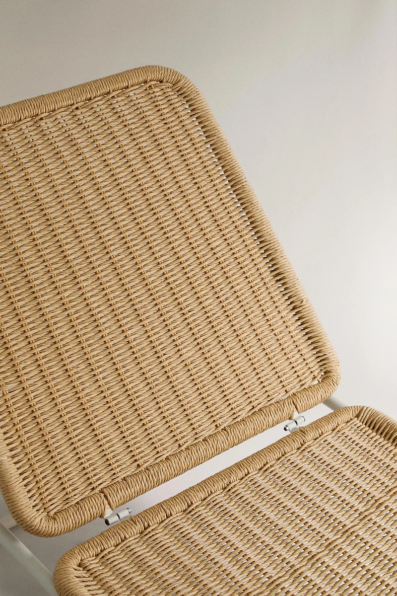 FOLDABLE OUTDOOR LOUNGER