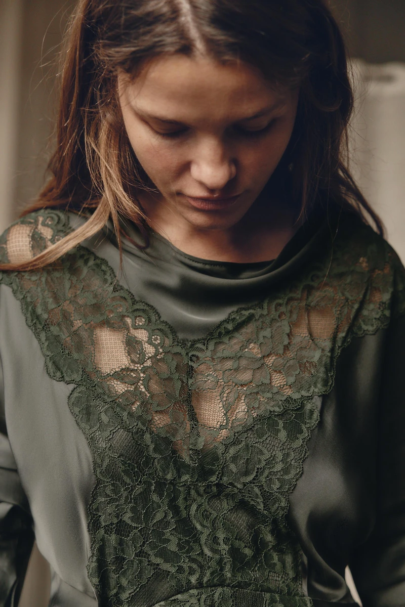 BATWING SLEEVE SATIN LACE DRESS