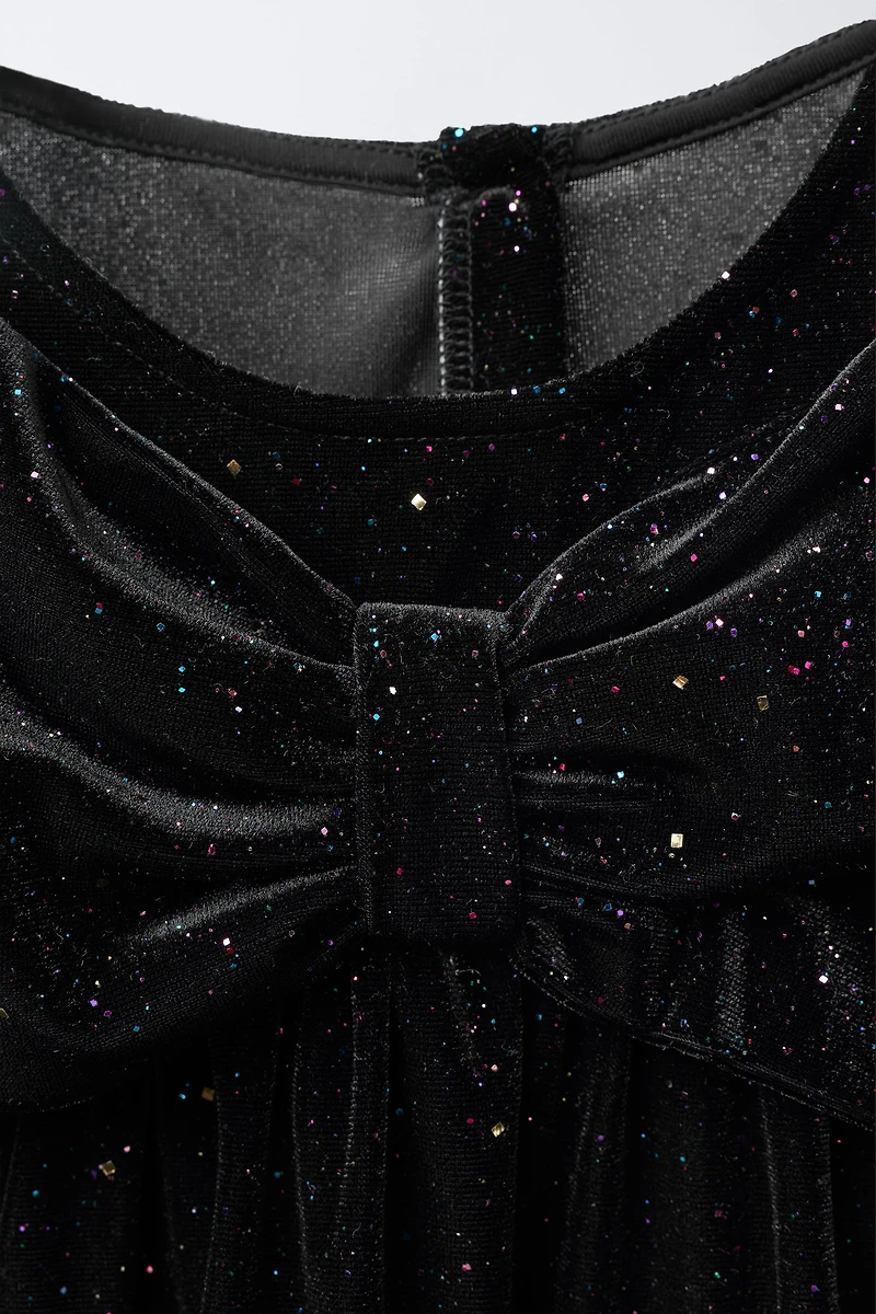 ROBE EN VELOURS AVEC NŒUD ET BRILLANTS