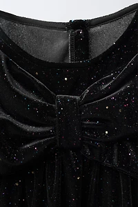 ROBE EN VELOURS AVEC NŒUD ET BRILLANTS