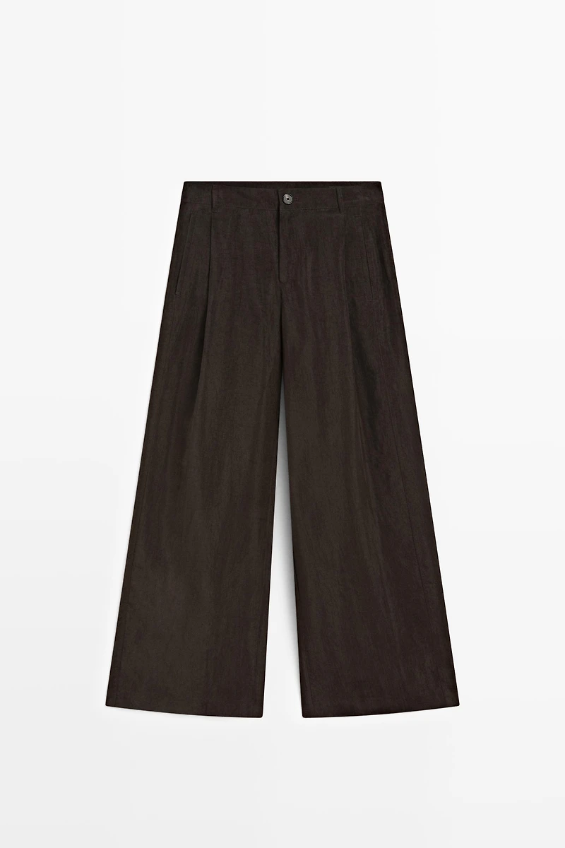 Wide-leg flowing trousers with darts