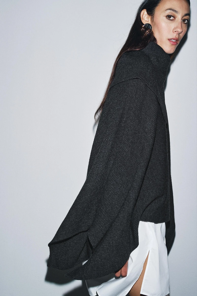 CAPE AVEC LAINE COL ASYMÉTRIQUE