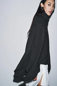 CAPE AVEC LAINE COL ASYMÉTRIQUE