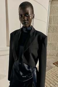 SHORT BLAZER WITH SHOULDER PADS AND PLEATS