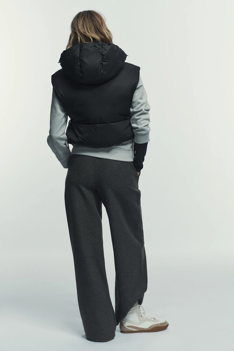 GILET EN PLUMES ET DUVET AVEC LACETS