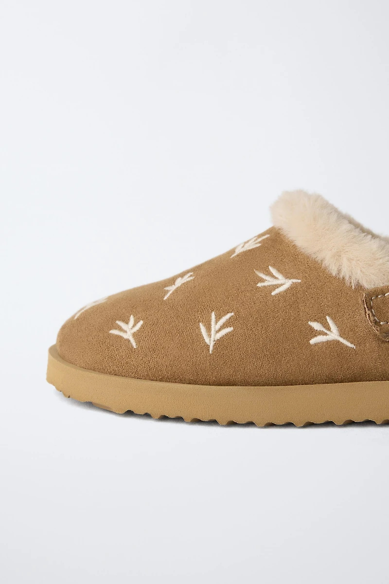 EMBROIDERED FAUX FUR CLOGS