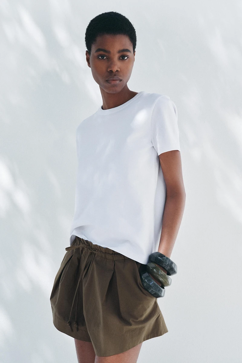 T-SHIRT EN MAILLE SURJET À MANCHES COURTES