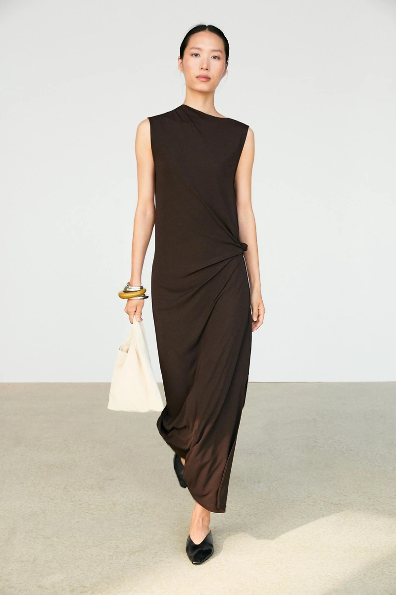 Robe midi asymétrique froncée