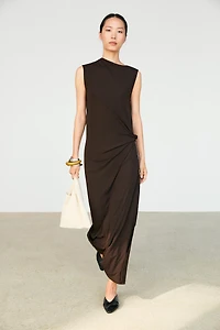 Robe midi asymétrique froncée